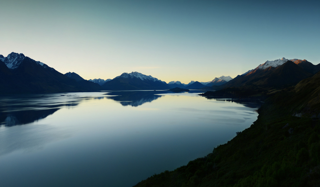 Озеро Вакатипу после заката солнца, Новая Зеландия