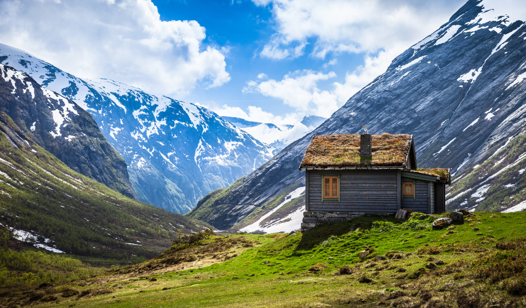 Одинокий дом в горах в Норвегии