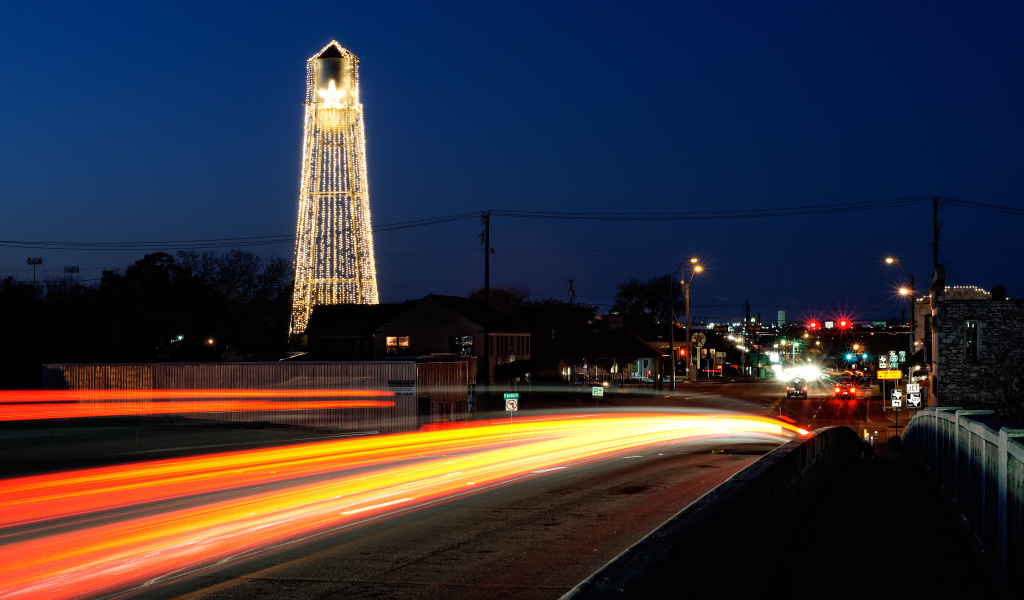 Водонапорная башня в канун Рождества в Раунд-Рок, штат Техас, США