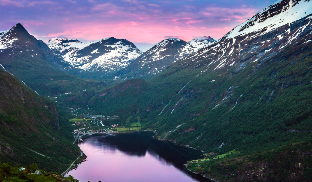 Чудесная природа возле посёлка Гейрангер, Норвегия