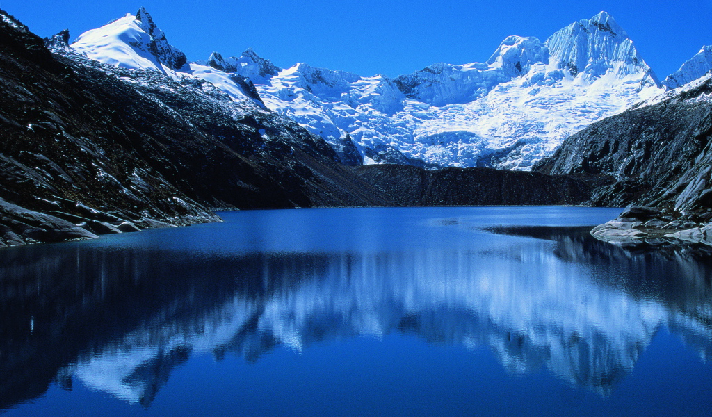 Голубое озеро в Перу