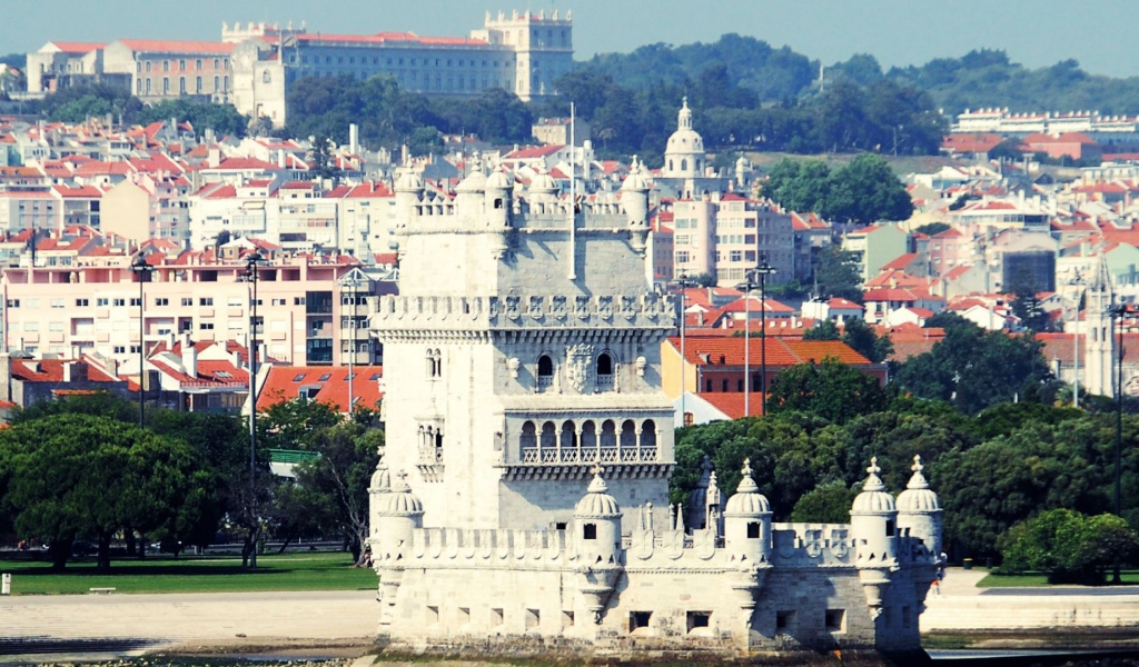 Башня Белем на фоне Лиссабона