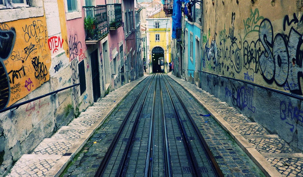 Узкая улочка в Лиссабоне