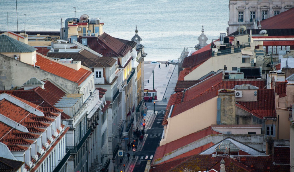 Улица у набережной в Лиссабоне