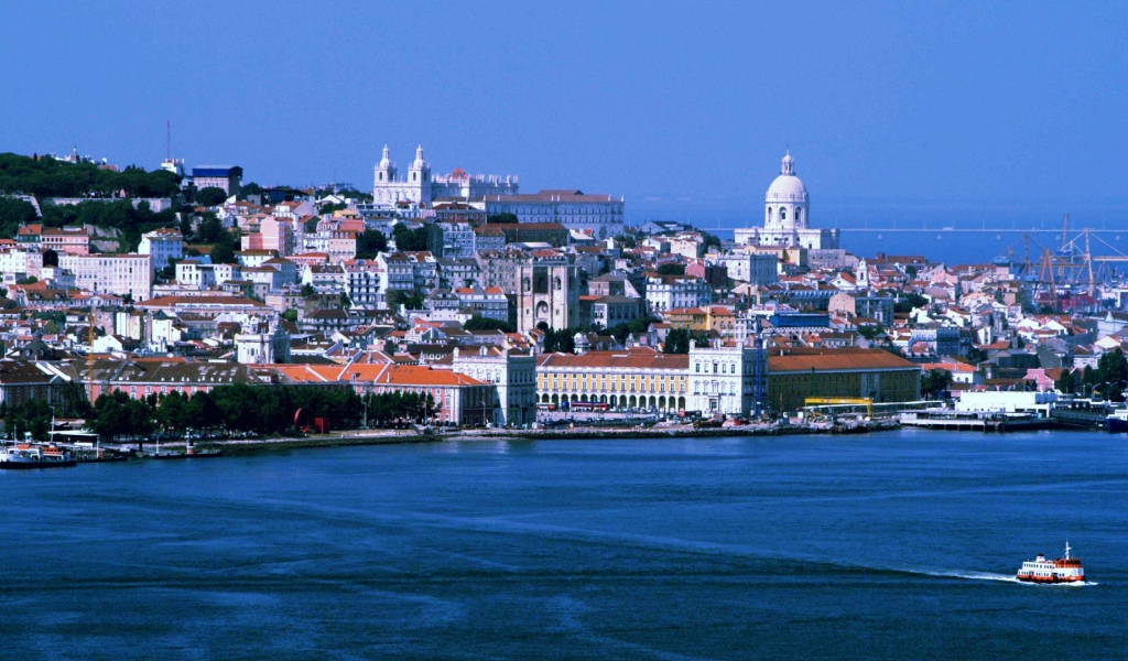 Вид с моря на Лиссабон