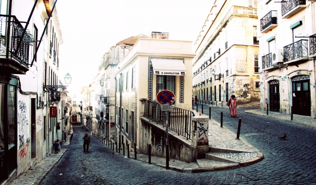 Извилистая улица в Лиссабоне