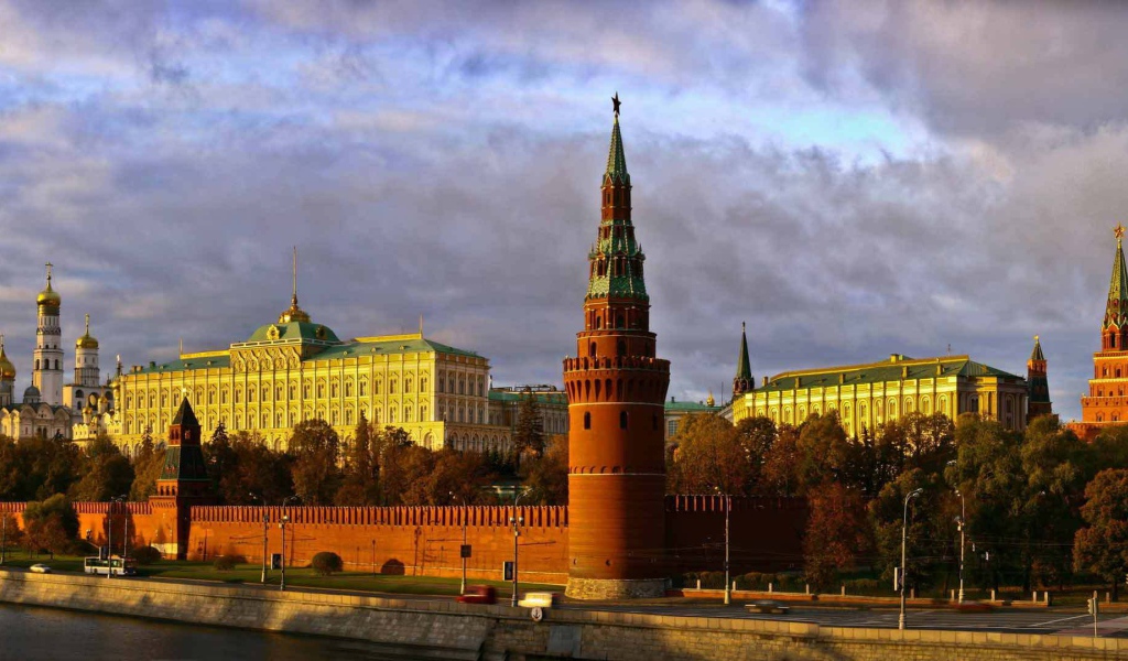 Кремль в лучах солнца