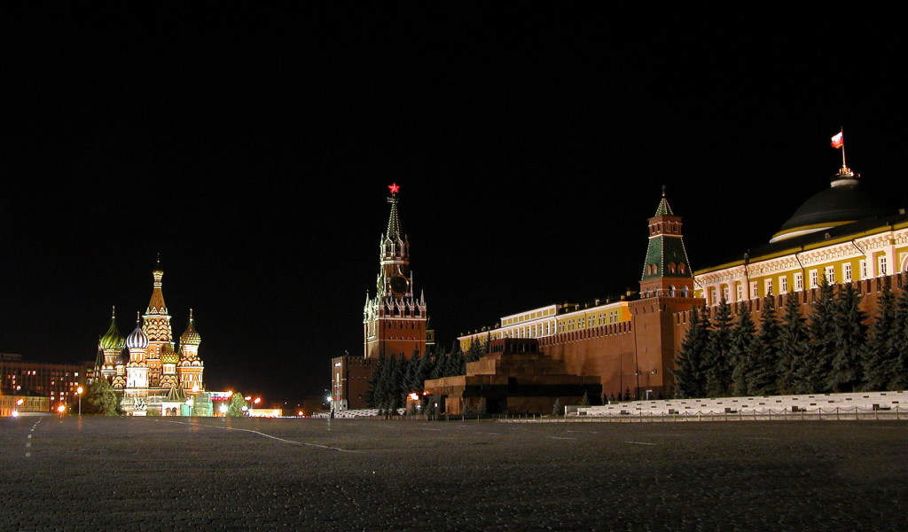 Кремль на ночной площади