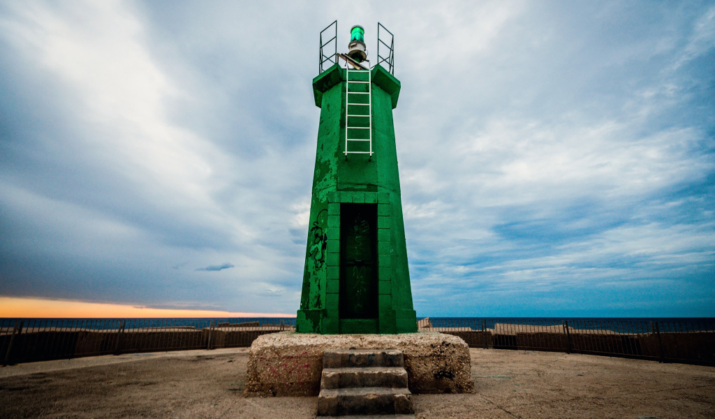 Зелёный маяк в городе Дения, Испания
