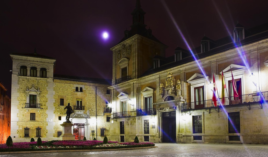 Памятник на площади в Мадриде