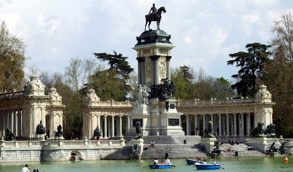 Парковая статуя в Мадриде