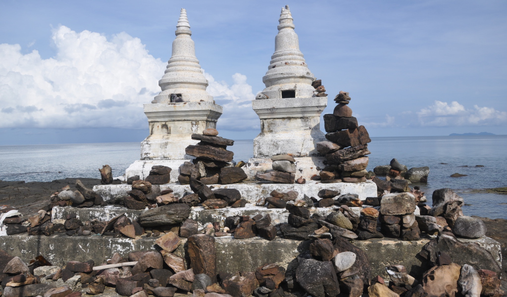 Алтарь на берегу на острове Ко Куд, Таиланд