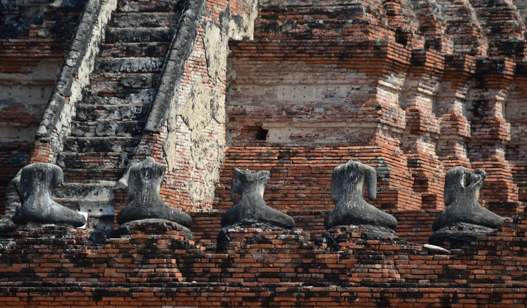 Старинные статуи на храме на курорте Лопбури, Таиланд