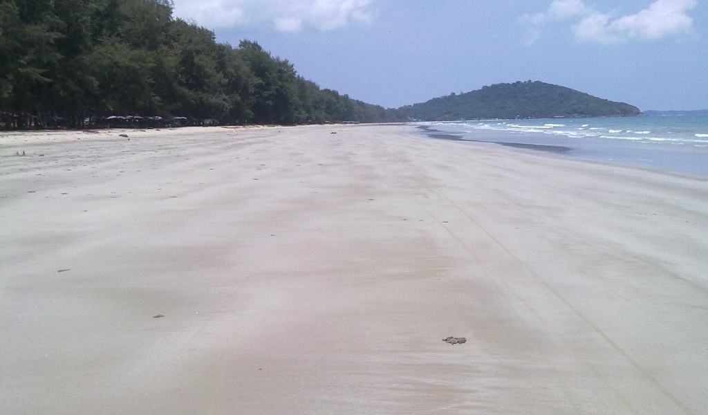 Осенний отдых на пляже на курорте Районг, Таиланд