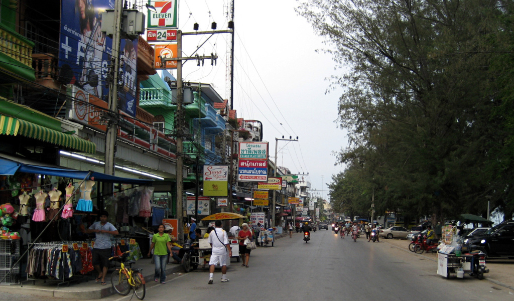 Пляжная улица на курорте Ча Ам, Таиланд