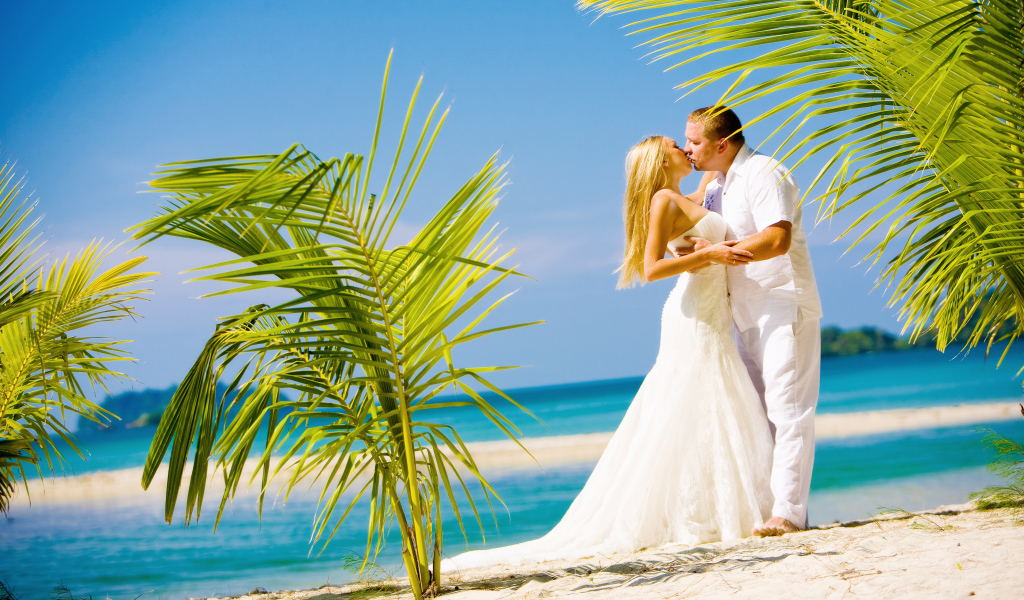 Красивая пара на пляже в Пхукете, Таиланд