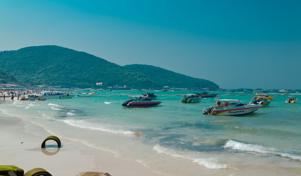 Голубая лагуна на курорте острова Ко Лан, Таиланд