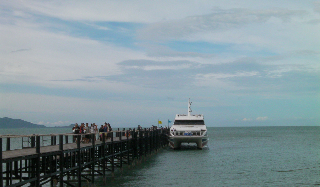 Катер у пристани на острове Тао, Таиланд