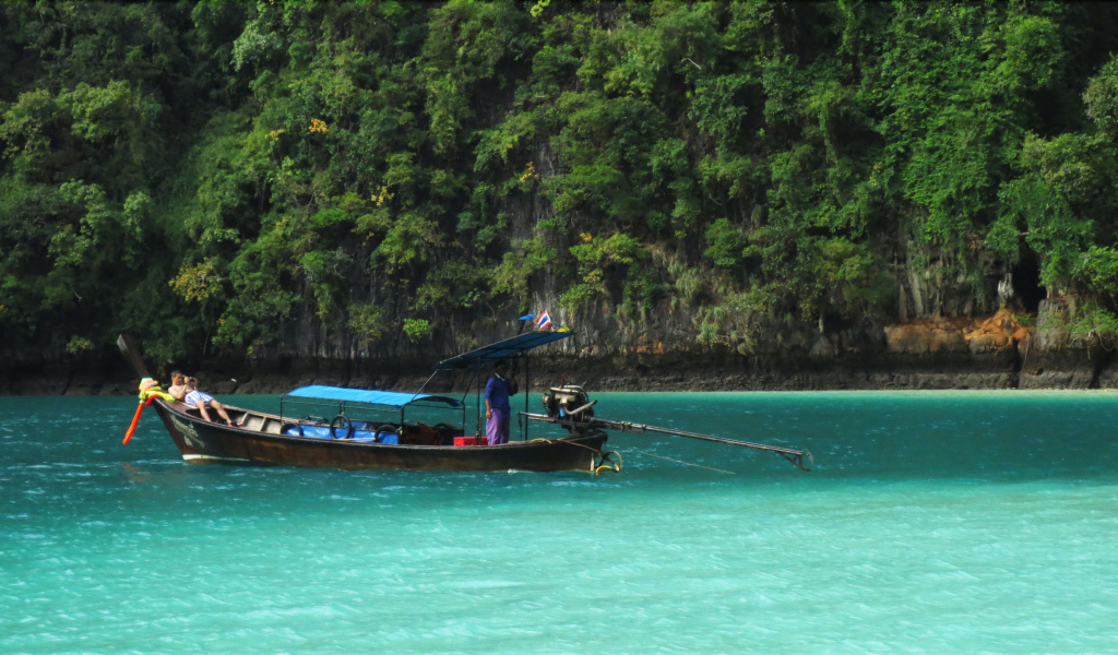 Лодка у берега острова Панган, Таиланд