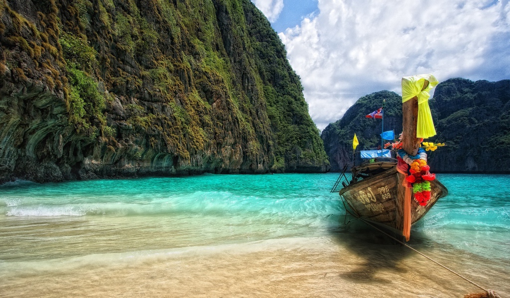 Лодка у берега в Пхукете