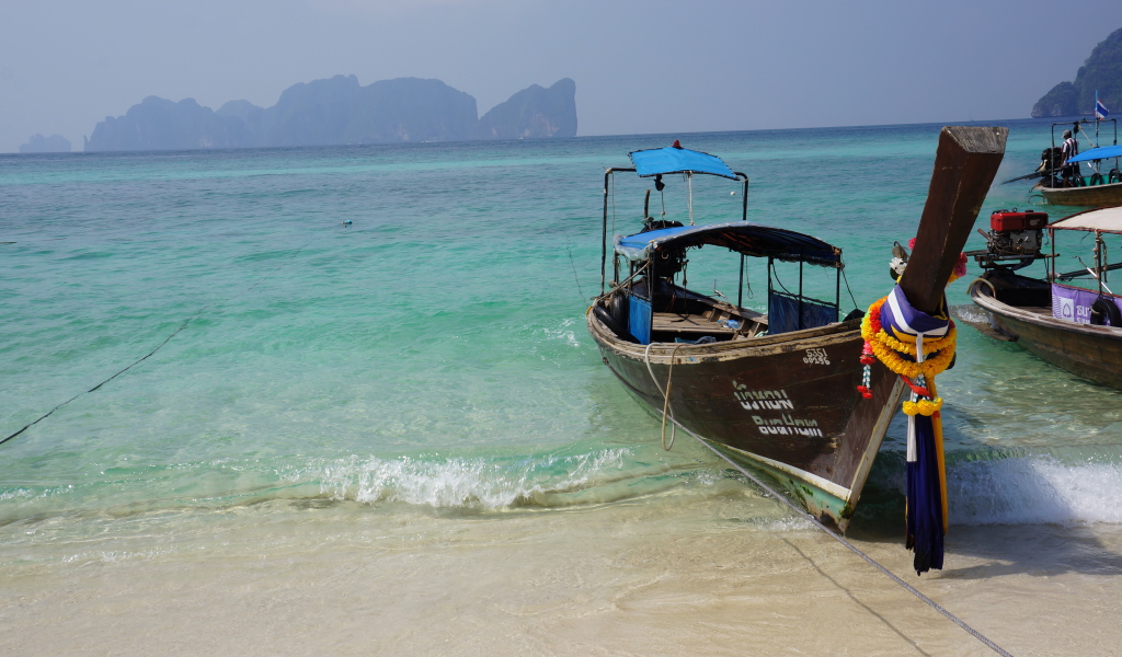 Лодка у берега в Пхукете, Таиланд