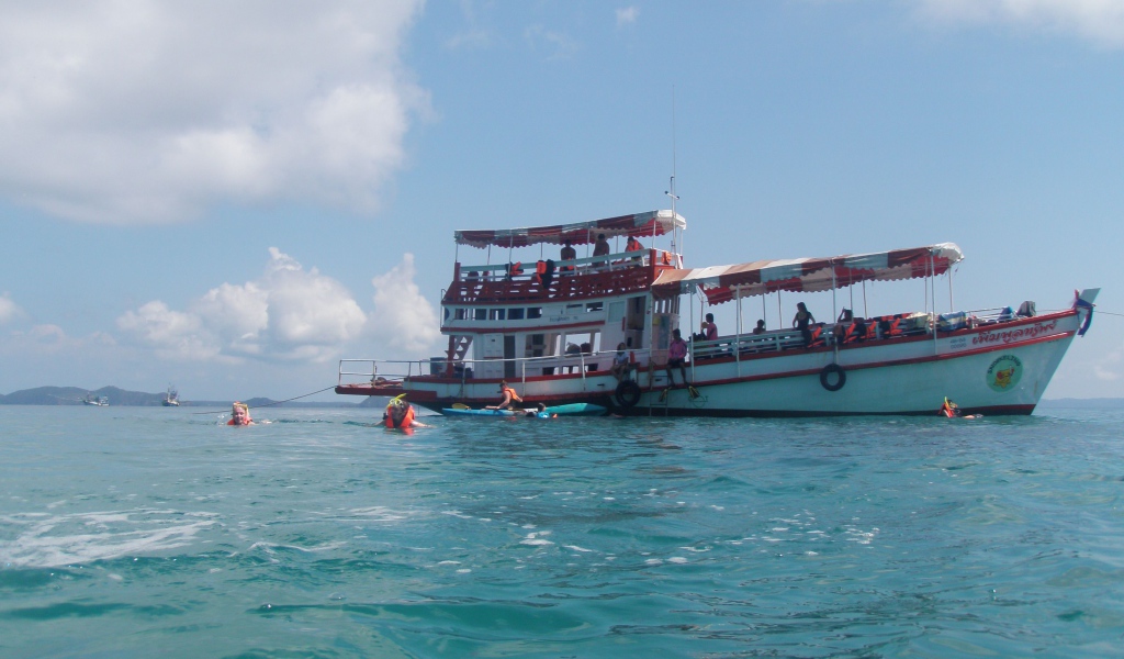 Лодка у побережья на острове Ко Куд, Таиланд