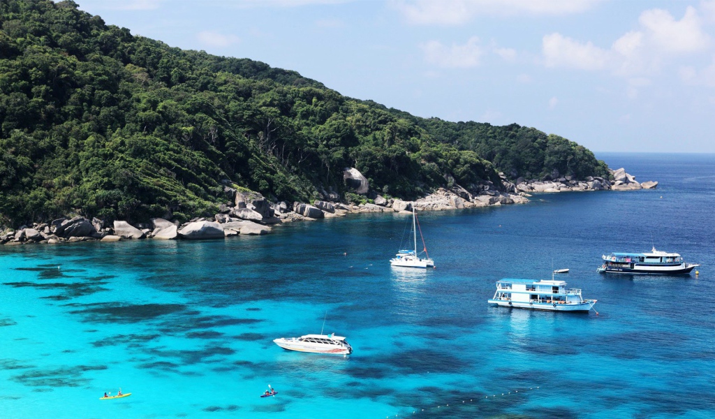 Лодки в заливе на острове Чанг, Таиланд