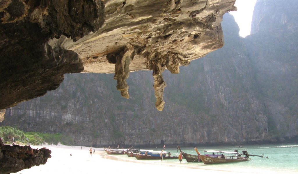 Лодки в лагуне на курорте Районг, Таиланд