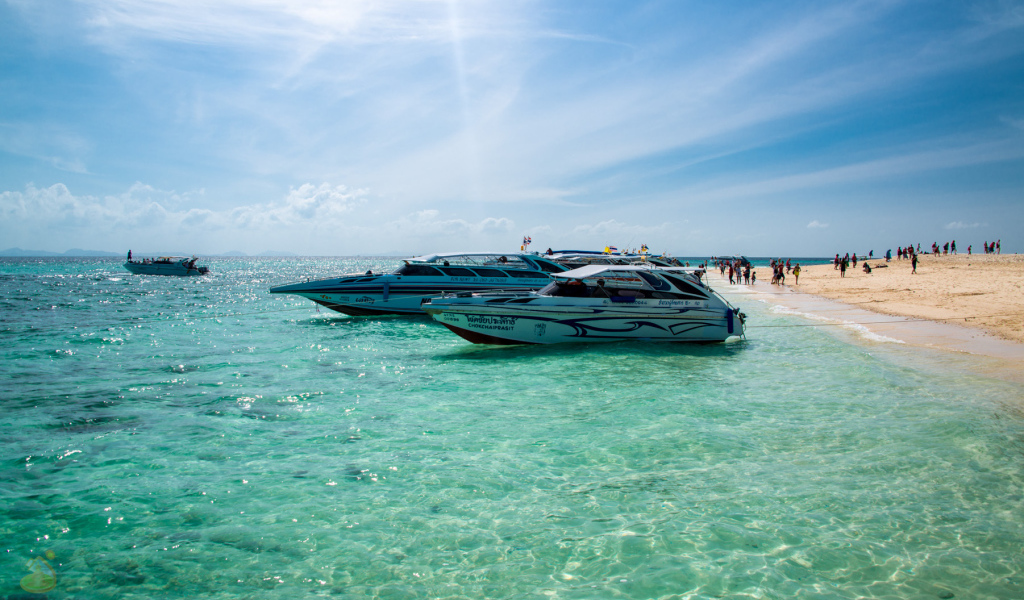 Катера у берега на курорте Краби, Таиланд