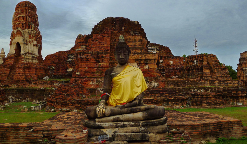 Будда на фоне развалин храма на курорте Аютайя, Таиланд