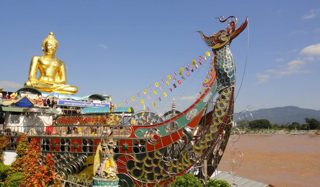 Будда на лодке на курорте Чианг Май, Таиланд