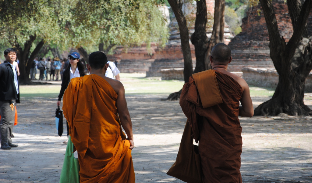 Буддийские монахи на улице на курорте Аютайя, Таиланд