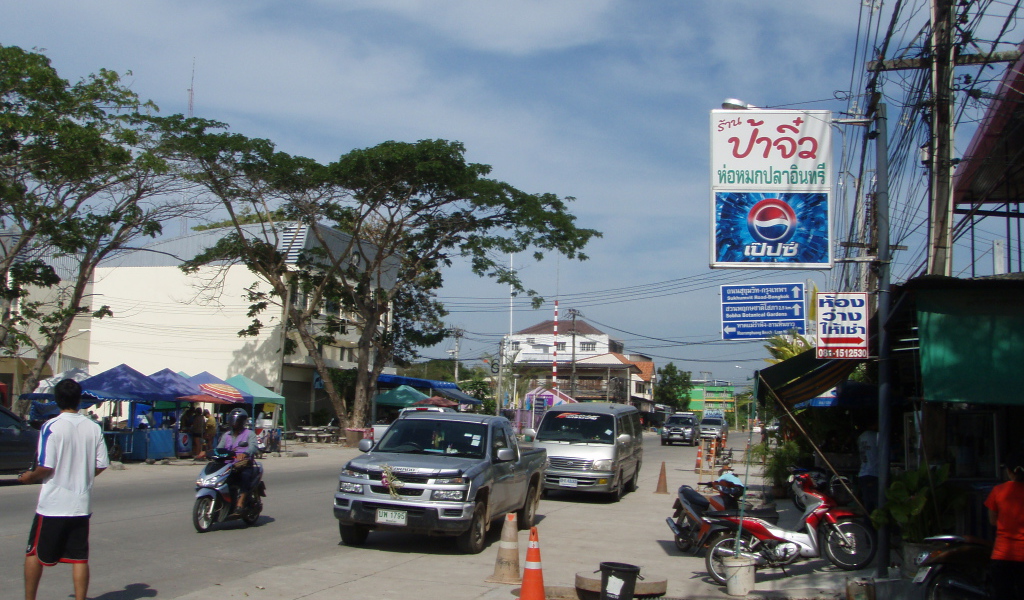 Городская улица на курорте Районг, Таиланд