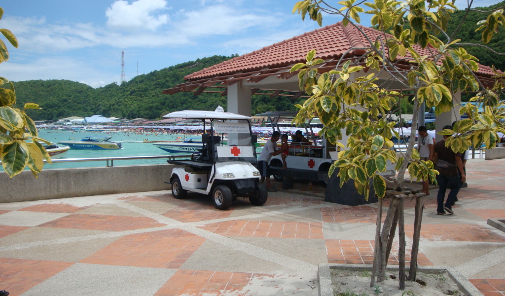 Городские улицы на курорте острова Ко Лан, Таиланд