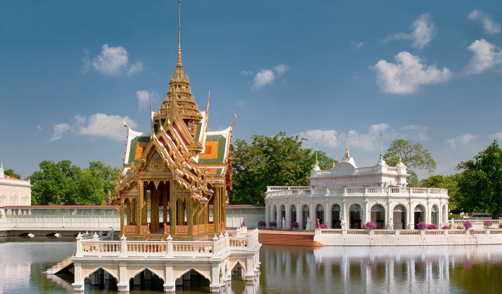 Беседка на воде на курорте Аютайя, Таиланд