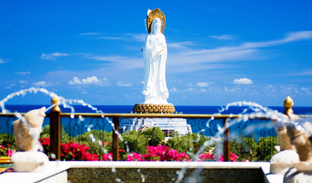 Статуя бога на берегу на острове Самет, Таиланд