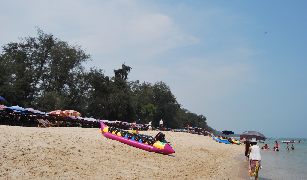 Золотой пляж на курорте Ча Ам, Таиланд