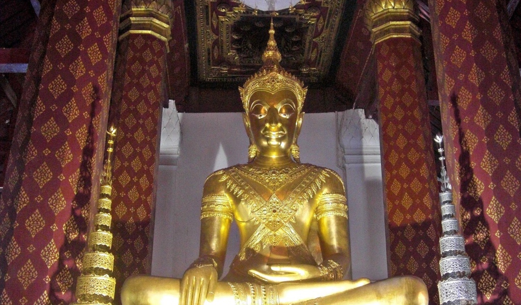 Золотой будда на курорте Аютайя, Таиланд