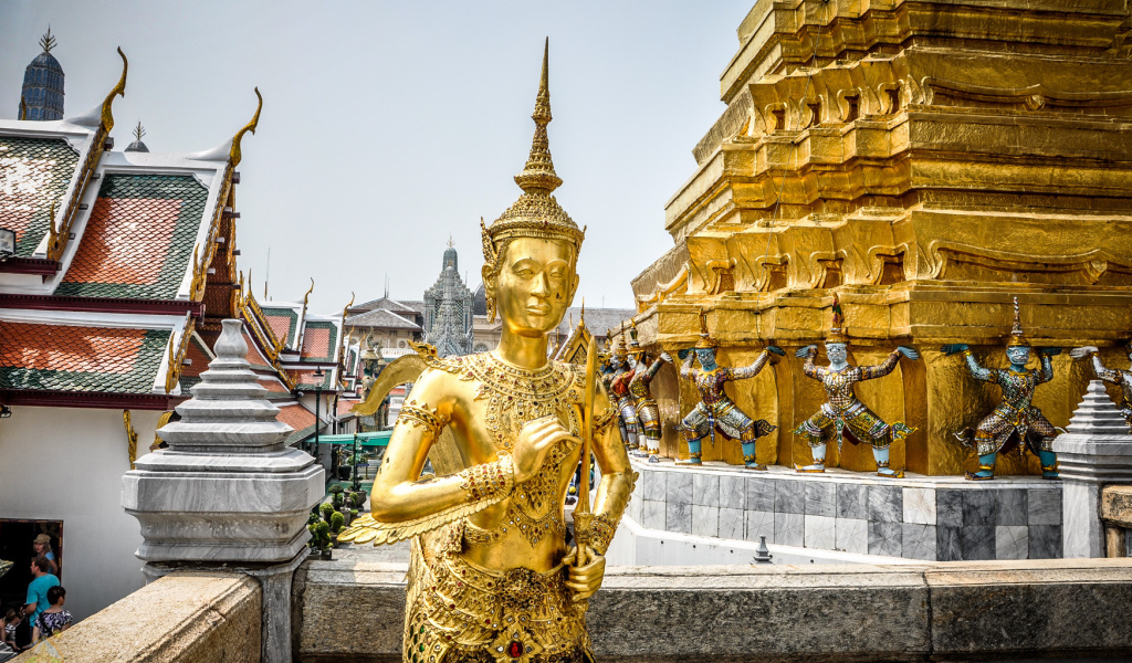 Золотая статуя в Бангкоке, Таиланд