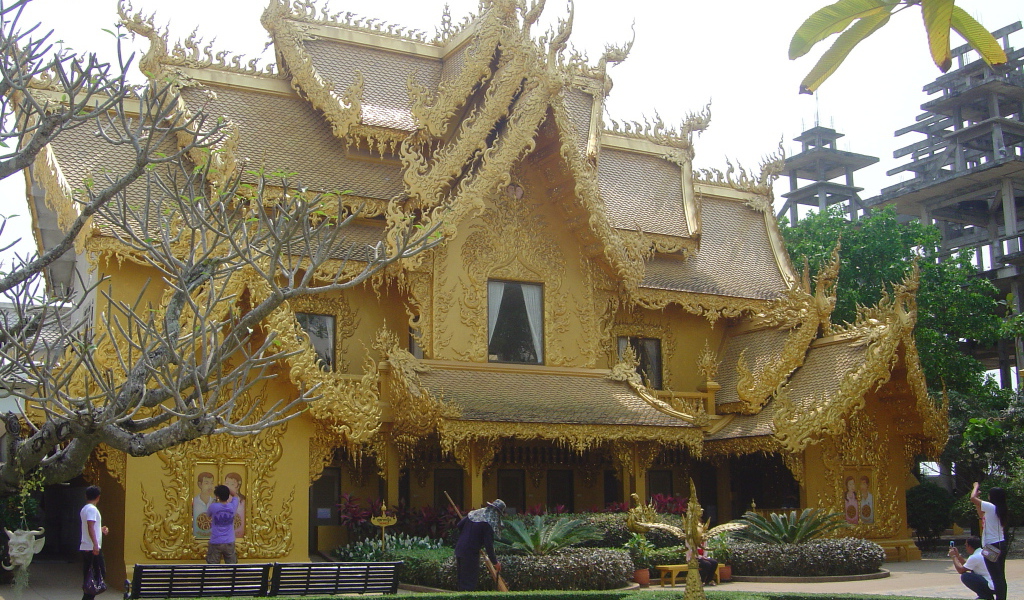 Золотой храм на курорте Чианг Рай, Таиланд