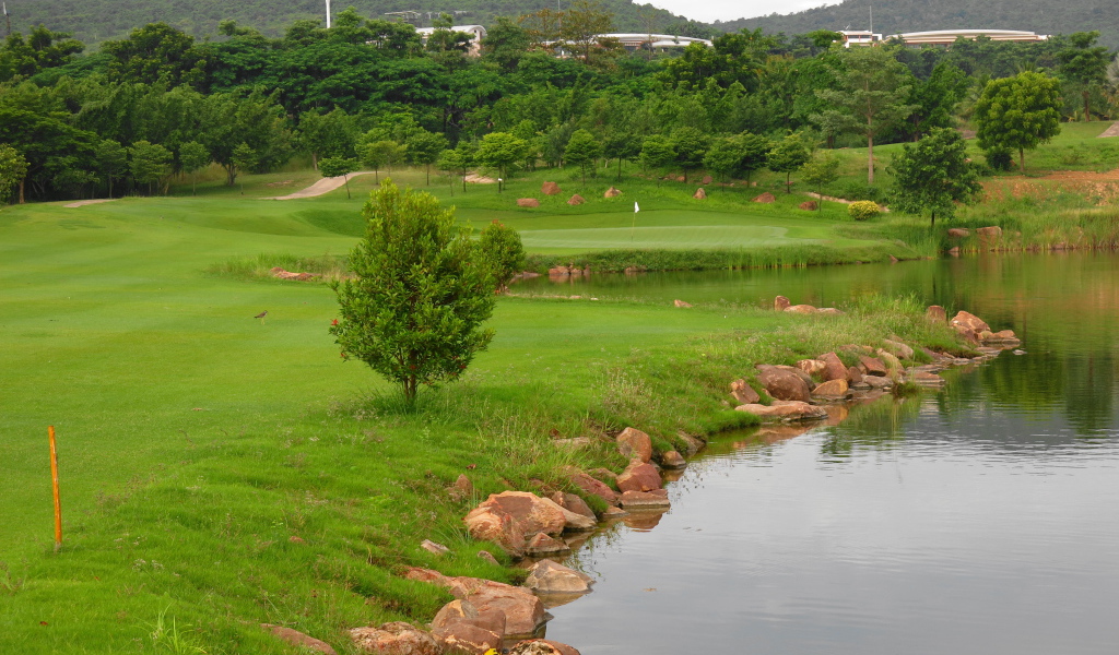Поле для гольфа на курорте Лопбури, Таиланд