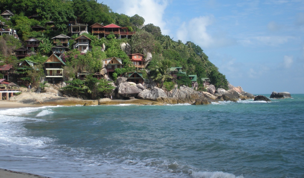 Дома на скале у берега на острове Панган, Таиланд