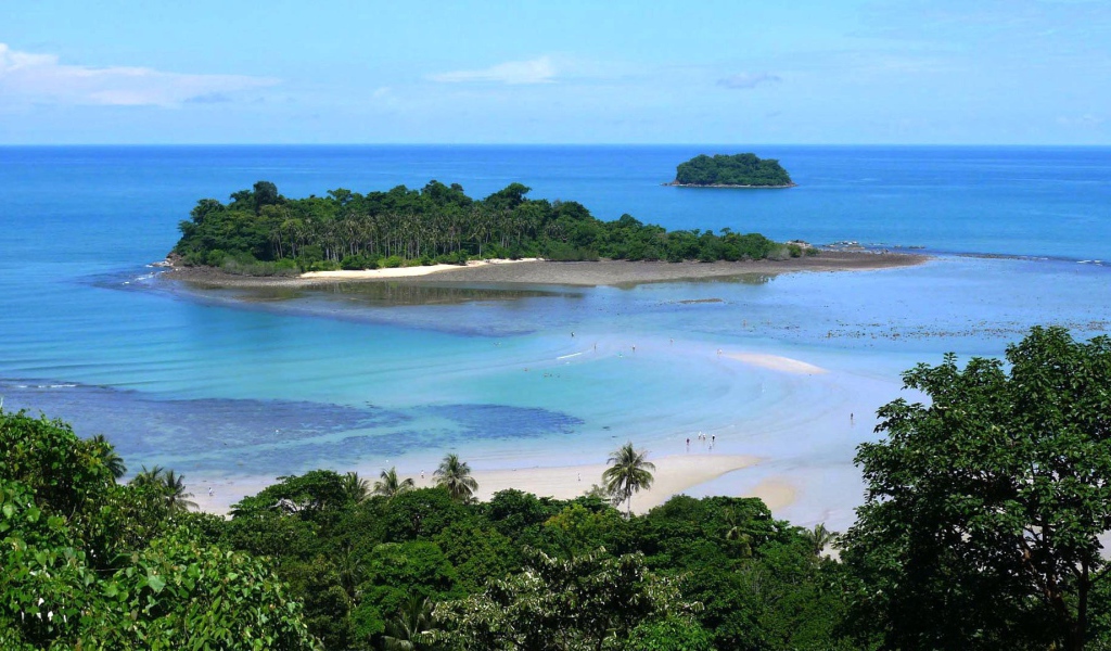 Островки у побережья на острове Чанг, Таиланд