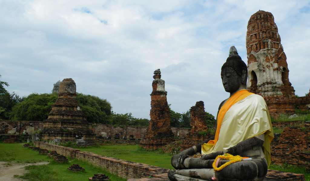 Одинокий будда на курорте Аютайя, Таиланд