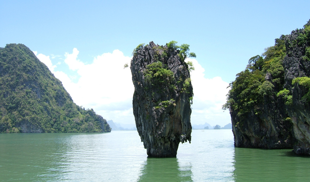 Одинокая скала в заливе в Пхукете, Таиланд