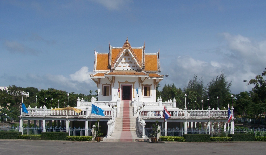 Новый храм на курорте Районг, Таиланд