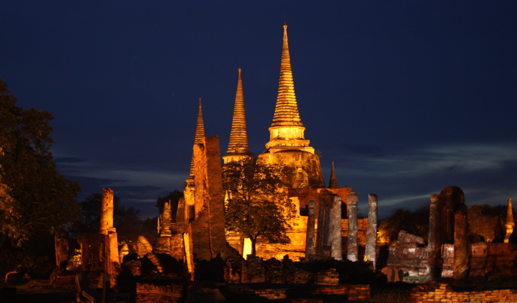 Ночная подсветка храма на курорте Аютайя, Таиланд