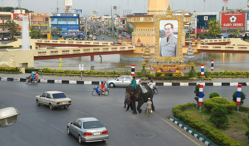 На улице города на курорте Лопбури, Таиланд