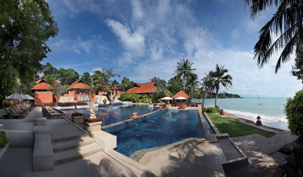 Бассейн на берегу на курорте Районг, Таиланд