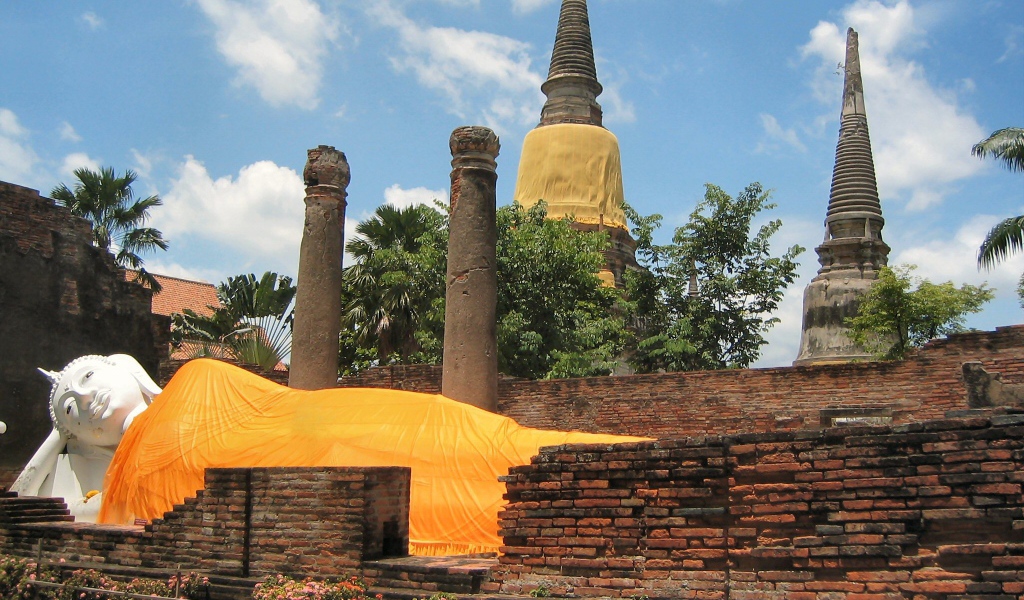 Лежащий будда на курорте Аютайя, Таиланд